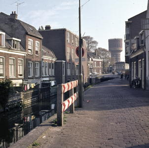 859545 Gezicht op de Gruttersdijk te Utrecht, met op de achtergrond de watertoren op de Lange Lauwerstraat.